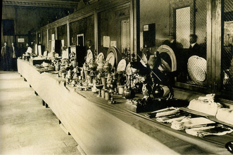 Выставка драгоценностей золотого запаса летом 1919 года в&nbsp;здании Государственного банка в&nbsp;Омске