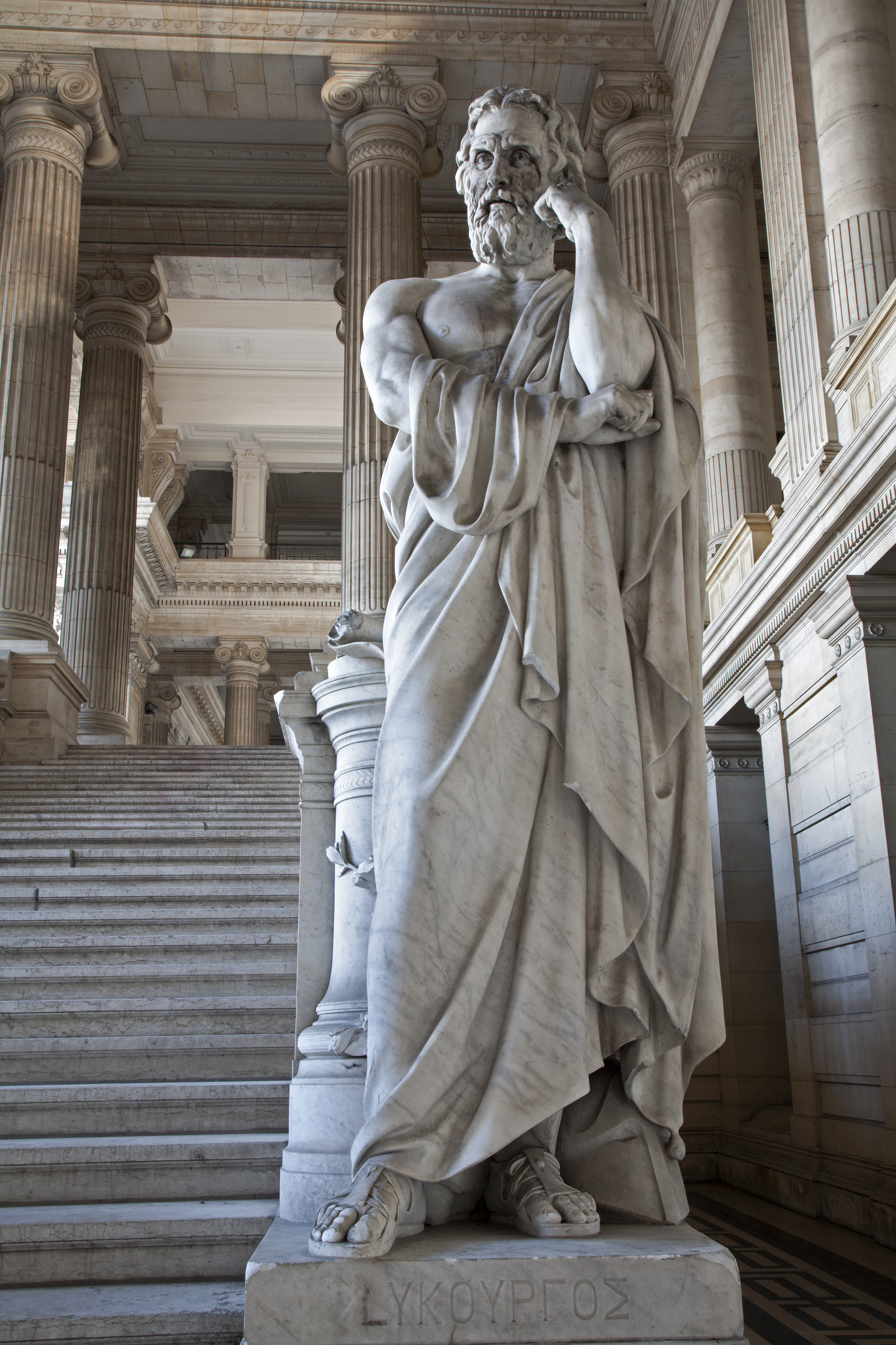 Спартанский законодатель Ликург. Статуя во&nbsp;Дворце Правосудия в&nbsp;Брюсселе, Бельгия. Shutterstock/Fotodom
