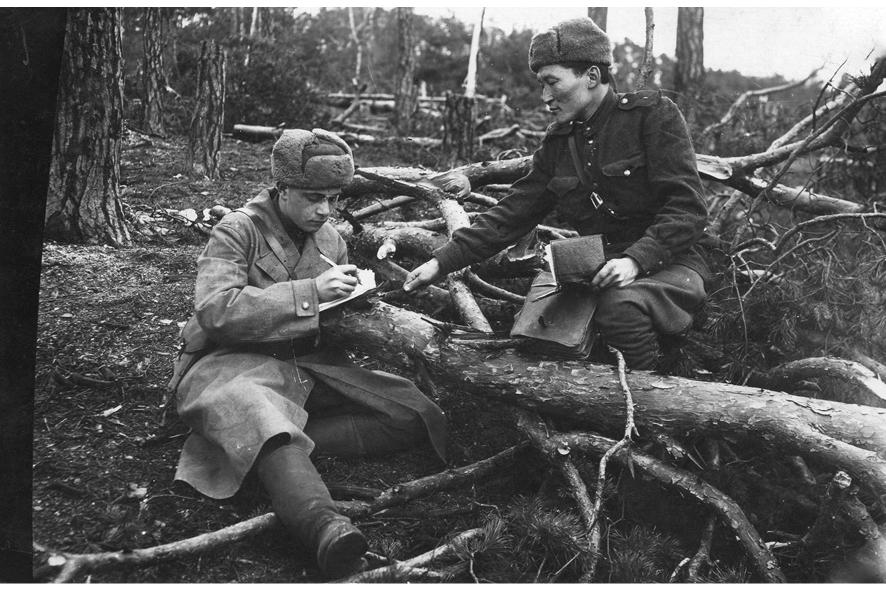 Лейтенанты <nobr>Н.Н. Саксаев</nobr> (справа) и <nobr>М.А. Гнусарев</nobr>, г.&nbsp;Губен (Германия), 20&nbsp;марта 1945 года