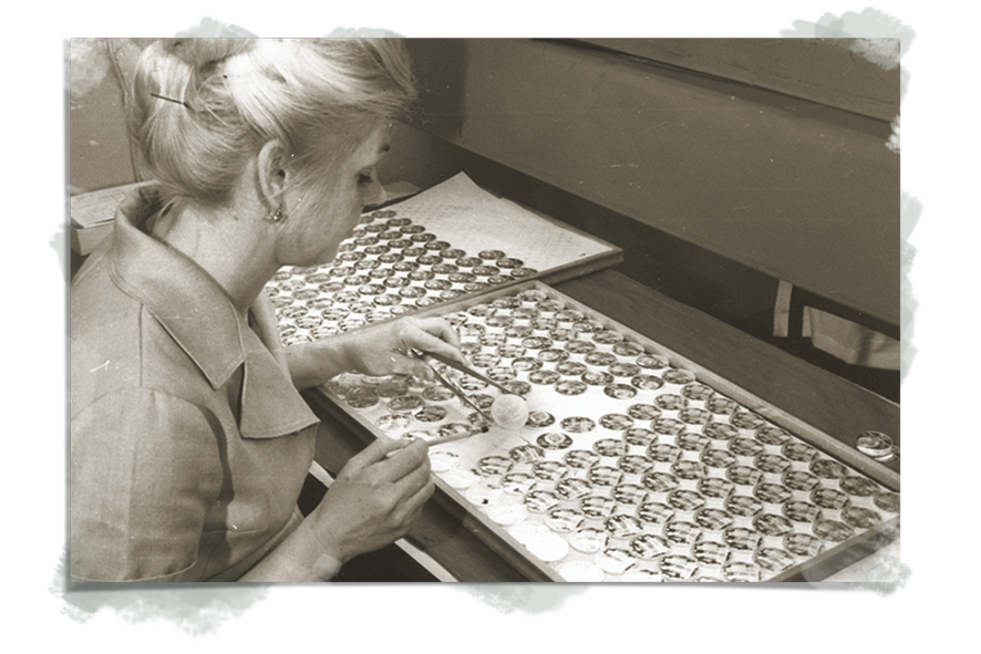 Проверка олимпийских монет, отчеканенных в&nbsp;качестве пруф, на&nbsp;ЛМД, конец 1970-х годов (фото: АО &laquo;Гознак&raquo;)