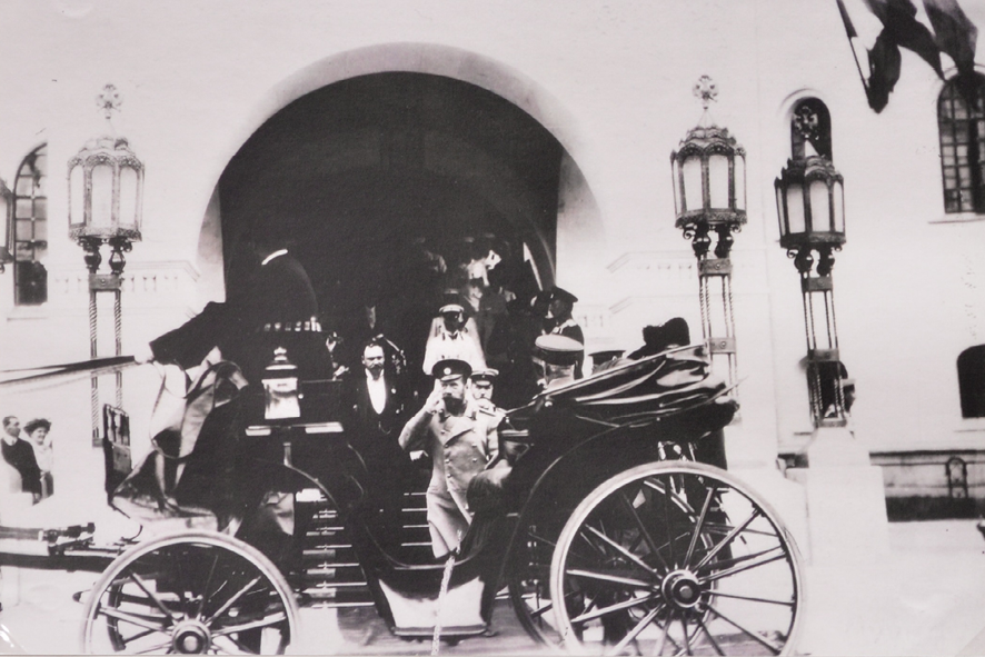 Император Николай&nbsp;II у&nbsp;здания, 17&nbsp;мая 1913 года