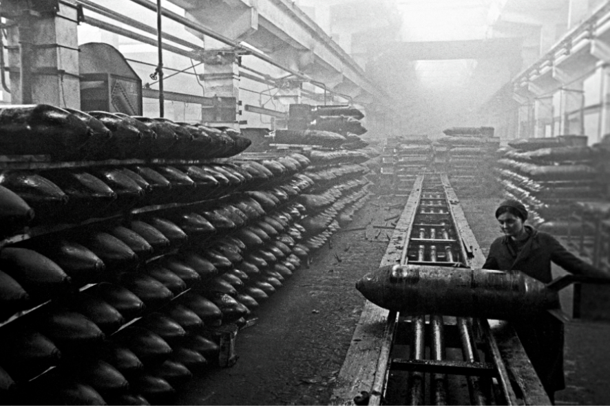 Готовая продукция Челябинского оборонного завода, 1942 год.<br>Фото: Иван Шагин, РИА Новости