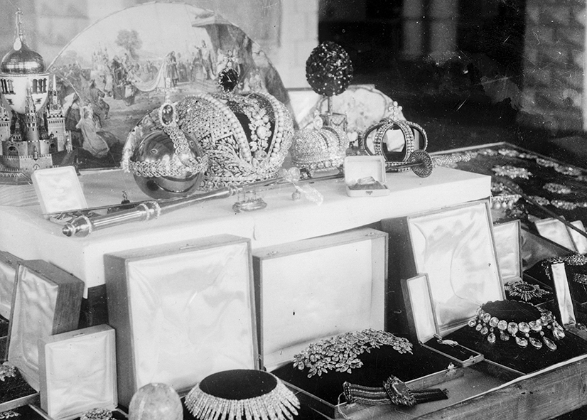 Выставка царских регалий в&nbsp;Гохране, около 1925 года. РГАКФД