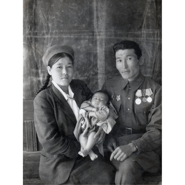 <nobr>Н.Н. Саксаев</nobr> с&nbsp;женой Ниной Гавриловной и&nbsp;сыном Егором, с. Улаган, 1947 год