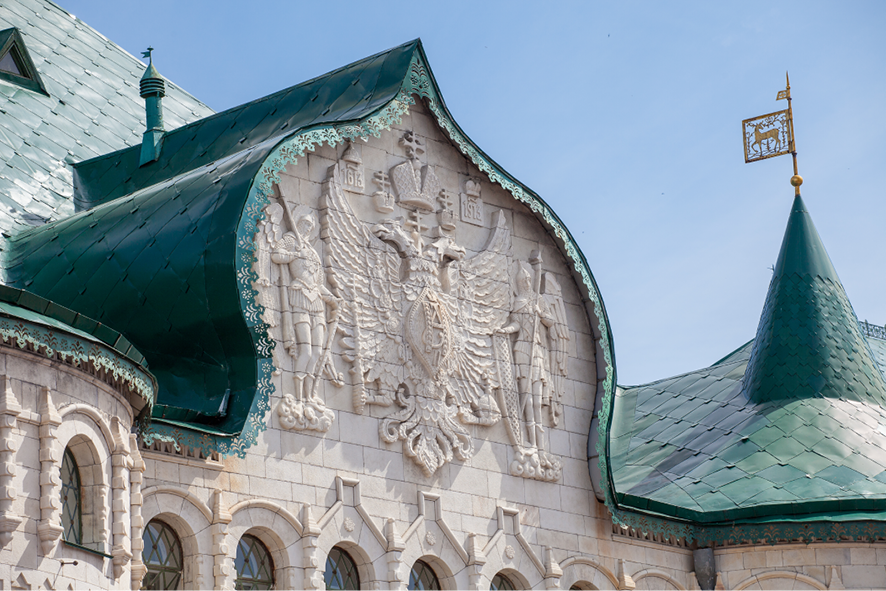 Фрагменты белокаменной резьбы на&nbsp;главном фасаде. Фото: А. Ивасенко, 2016 год