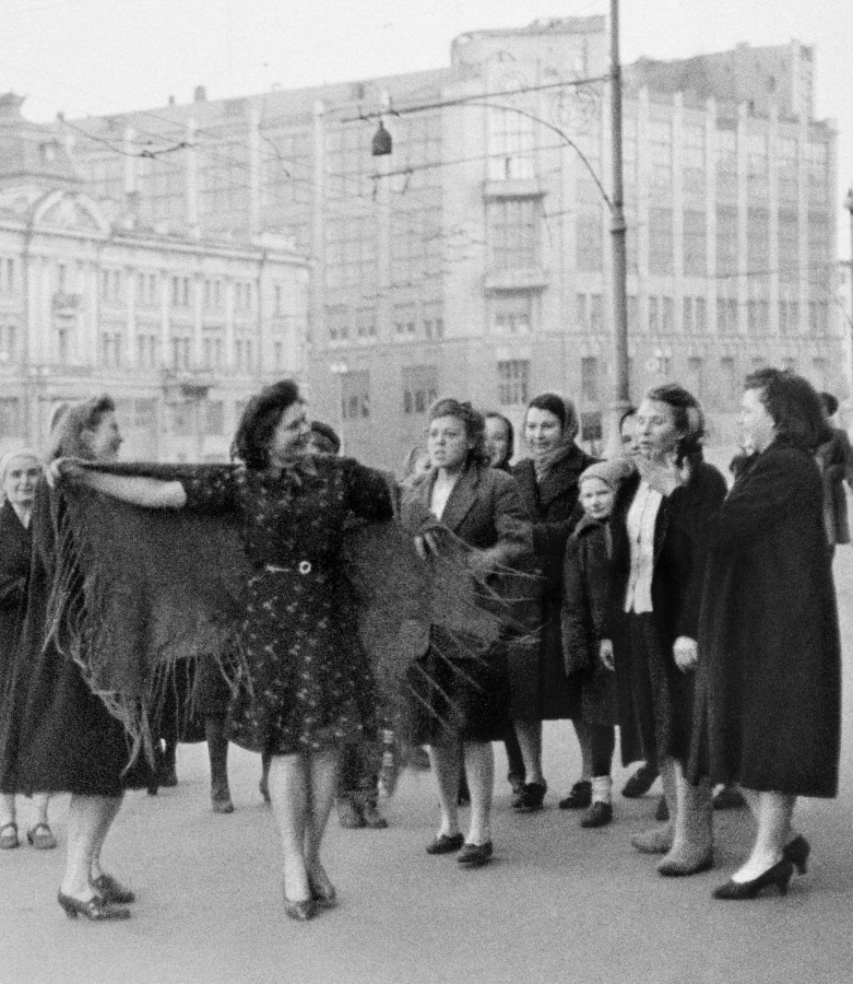 Жители Москвы на&nbsp;улицах города 9&nbsp;мая 1945 года. Фото: РИА Новости,<br>фотограф М. Озерский