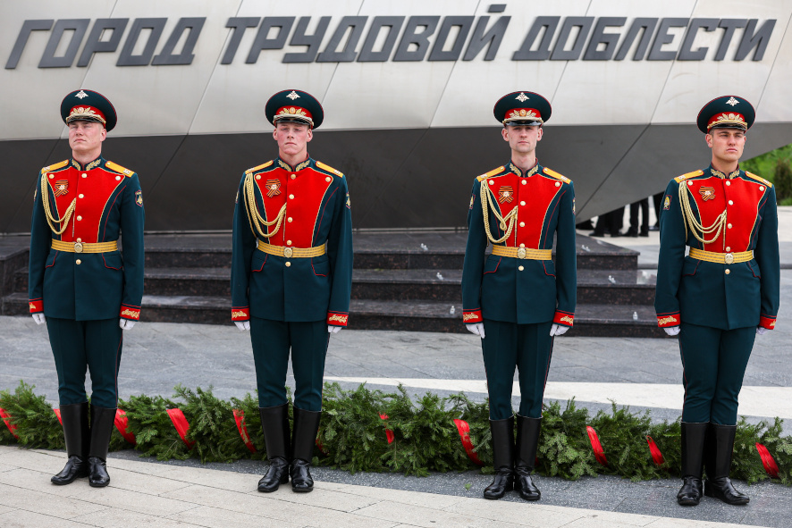 Возложение цветов к&nbsp;стеле &laquo;Казань&nbsp;&mdash; город трудовой доблести&raquo;, 2025 год.<br>Фото: Егор Алеев, ТАСС