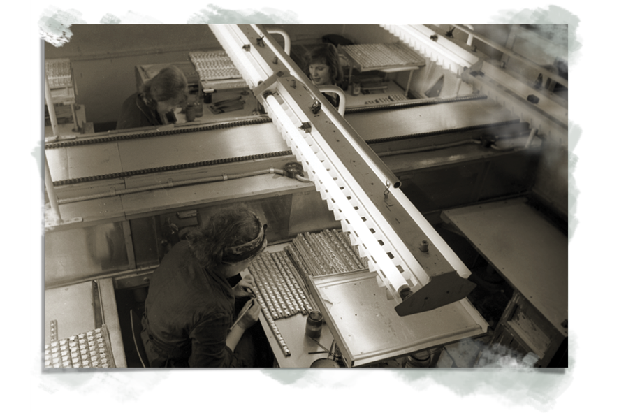 Ленинградский монетный двор, эмалировочное отделение, 1968 год <br>(фото: Г.&nbsp;Макаров, РИА Новости)